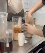 <strong>霸王茶姬“手打”食安危机：业绩下滑股</strong>